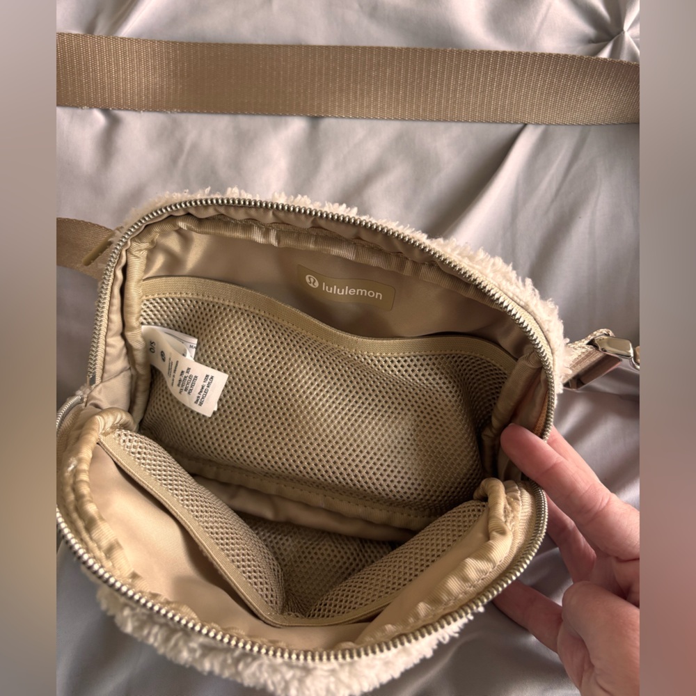 Lululemon Athletica Light Beige Sherpa Fuzzy Belt Bag Fanny Pack - Picture 3 of 4